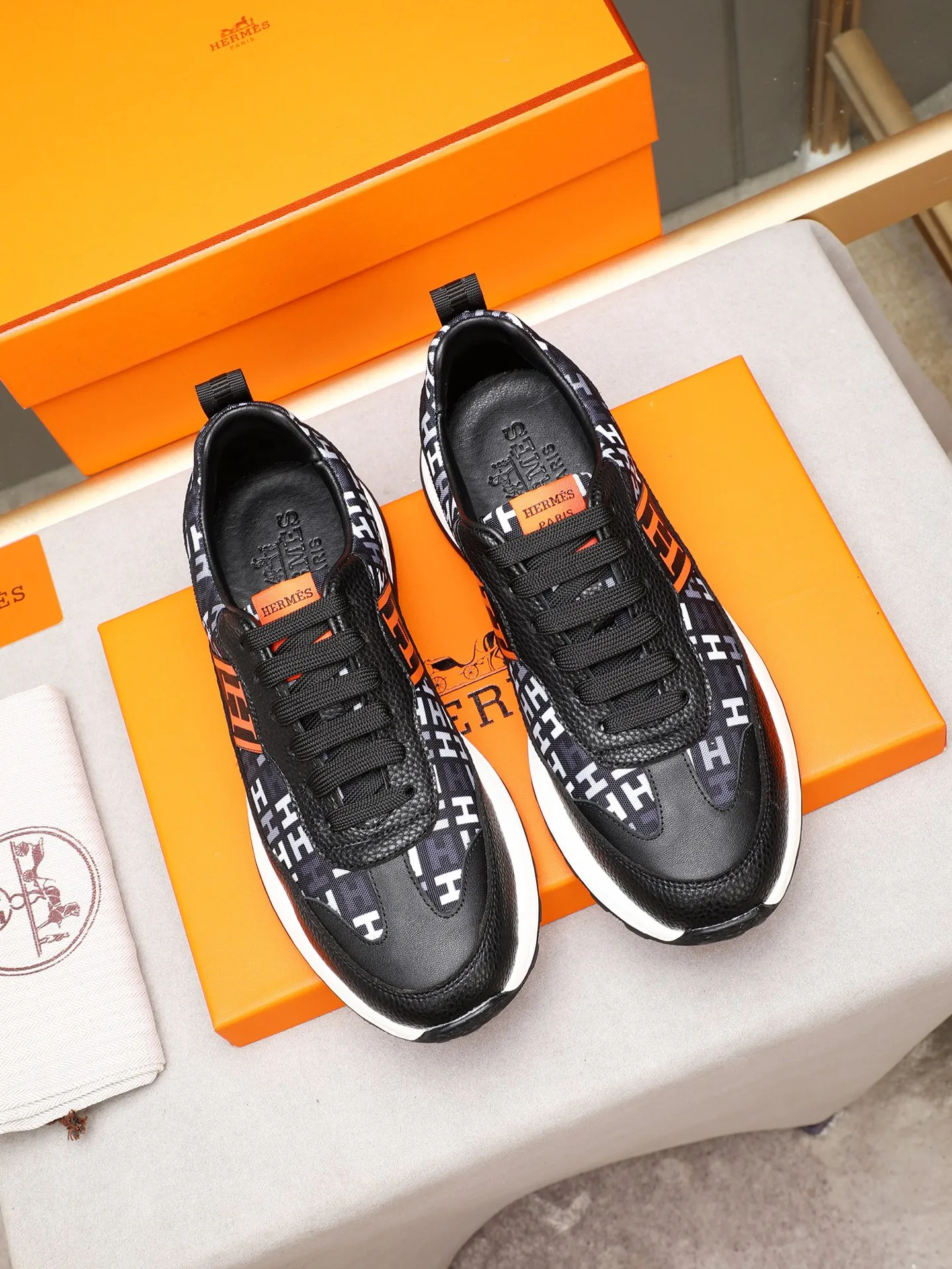 📛📛📛Men's shoes💰P400 (Hermes)🆕Men's color-blocked sneakers, with textured calfskin details. Spliced ​​with original cowhide, this shoe draws inspiration from the equestrian world, integrating technical details and practical functions. Breathable sheep lining, original combination outsole, high-end quality, and every detail is perfectly combined! Size: 38-44 (45 can be customized)